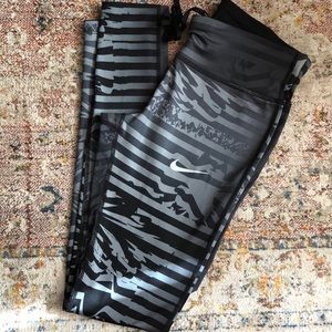 Available  - Nike Sportswear Running tights